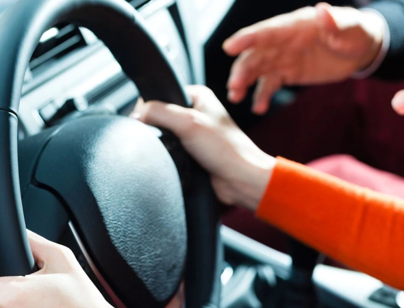 Чи можна навчитися водити авто самостійно і чому краще звернутися до інструктора?