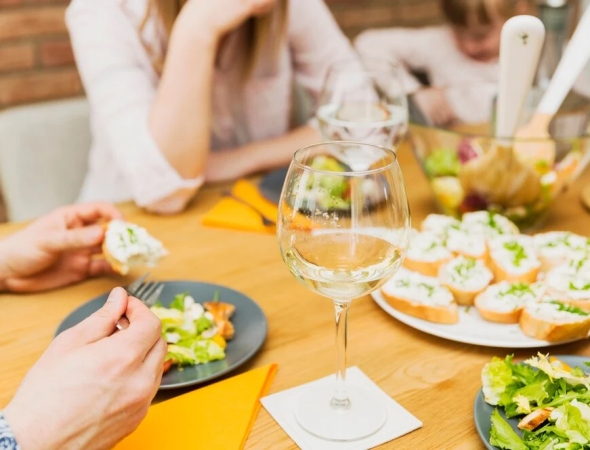 Праздничный бранч с белым вином: рецепты и идеи